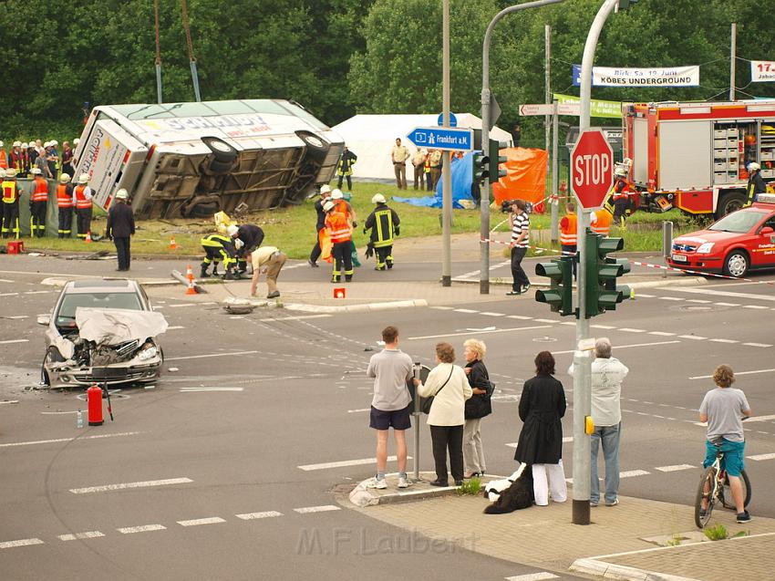 Schwerer Unfall mit Reisebus Lohmar Donrather Dreieck P465.JPG